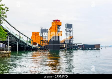 Blick auf die schwimmende Bühne am Bodensee in Bregenz, Österreich. Stockfoto