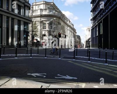 Covid 19 Coronavirus-Pandemiesperre, in der Threadneedle Street London in der City of London, Finanzdistrikt von London Stockfoto