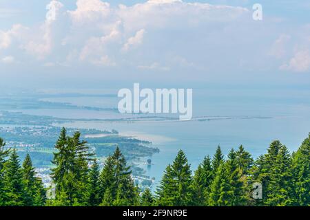 Luftaufnahme der österreichischen Stadt Bregenz am bodensee. Stockfoto