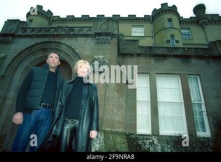 Yvette Fielding im Culzean Castle, Ayrshire, wo sie eine Episode für Living TV Most Haunted mit Jason Karl vorstellte. Ein Team paranormaler Experten beginnt mit Untersuchungen an Geisterorten, wobei psychische Medien und wissenschaftliche Geräte eingesetzt werden. Stockfoto