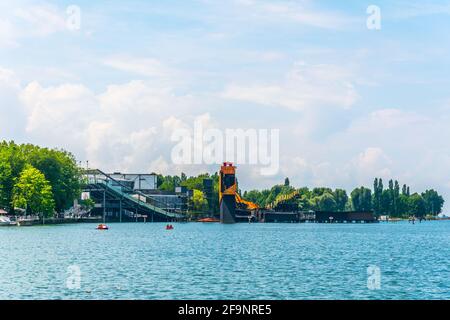 Blick auf die schwimmende Bühne am Bodensee in Bregenz, Österreich. Stockfoto