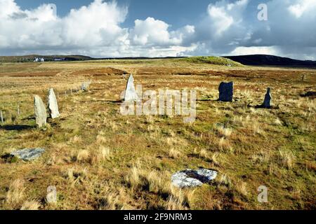 Callanish II prähistorische Stätte alias Cnoc Ceann a' Gharaidh. Isle of Lewis, Äußere Hebriden. Callanish III auf Felsen und Schwanz landform in mittlerer Entfernung Stockfoto