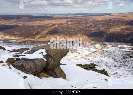 Schnee am nördlichen Rand von Kinder Scout, High Peak, Derbyshire, England. Blick über das Schwarze Aschopmoor in Richtung Bleaklow. Stockfoto