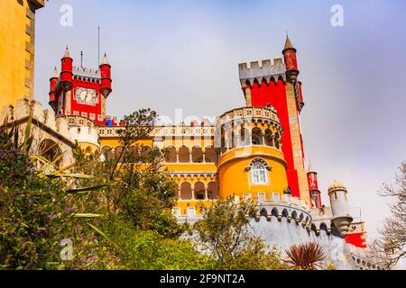 Sintra, Portugal - 28. März 2018: Die berühmten portugiesischen Wahrzeichen, Pena Palast oder Palacio da Pena und Menschen Stockfoto