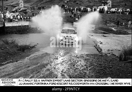 Rallye Gregore De Mevius und Jean Marc Fortin machen eine Splash überquert den Fluss Wye in ihrem Ford Escort RS Cosworth auf der Hafren Sweet Lamb Sektion des Netzwerks Q RAC Rally Stockfoto