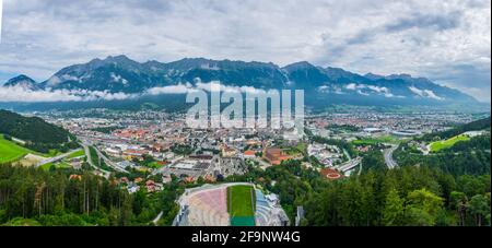 Luftaufnahme der österreichischen Stadt Innsbruck vom bergisel-Skisprungstadion. Stockfoto
