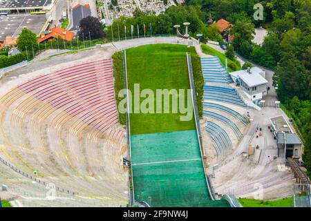 Blick auf das berühmte Bergisel-Skisprungstadion, dessen markantester Teil - der Skisprungturm von der berühmten irakischen Architektin Zaha Hadid entworfen wurde. Stockfoto