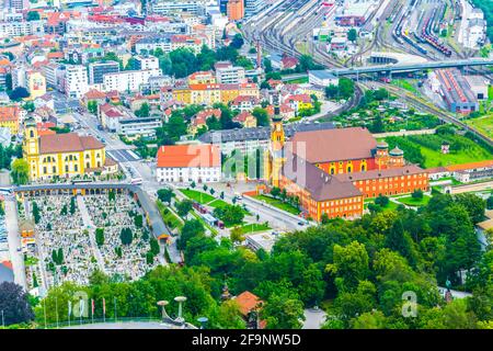 Luftaufnahme der Abtei Stift Wilten in der österreichischen Stadt Innsbruck. Stockfoto