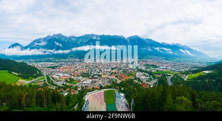 Luftaufnahme der österreichischen Stadt Innsbruck vom bergisel-Skisprungstadion. Stockfoto