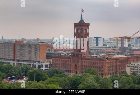 Ein Bild des Roten Rathauses - Berliner Rathaus aus der Ferne. Stockfoto