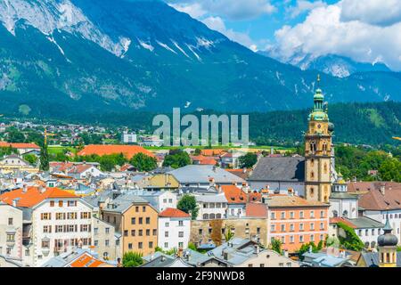 Luftaufnahme der Stadt Hall in Tirol in Österreich von der Burg Hasegg aus. Stockfoto