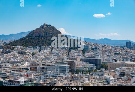 Ein Bild des Lycabettus-Hügels von der Akropolis von Athen aus gesehen. Stockfoto