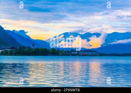 Zell am See in österreich liegt bei Sonnenuntergang am zeller See. Stockfoto