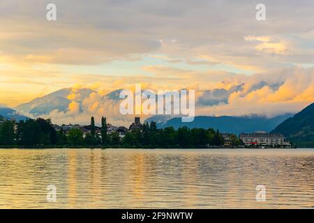 Zell am See in österreich liegt bei Sonnenuntergang am zeller See. Stockfoto