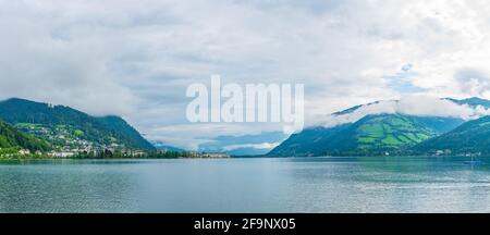 Zell am See in österreich liegt bei Sonnenaufgang am zeller See. Stockfoto