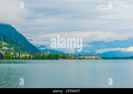 Zell am See in österreich liegt bei Sonnenaufgang am zeller See. Stockfoto