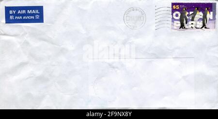 GOMEL, WEISSRUSSLAND - 20. APRIL 2021: Alter Umschlag, der von Hongkong nach Gomel, Weißrussland, geschickt wurde, 3. März 2021. Stockfoto