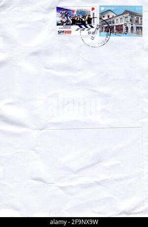 GOMEL, WEISSRUSSLAND - 20. APRIL 2021: Alter Umschlag, der von Singapur nach Gomel, Weißrussland, geschickt wurde, 17. März 2021. Stockfoto