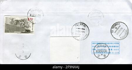 GOMEL, WEISSRUSSLAND - 19. APRIL 2021: Alter Umschlag, der von China nach Gomel, Weißrussland, geschickt wurde, 23. März 2021. Stockfoto