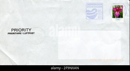 GOMEL, WEISSRUSSLAND - 20. APRIL 2021: Alter Umschlag, der von Deutschland nach Gomel, Weißrussland, geschickt wurde, 21. März 2021. Stockfoto