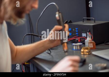 Hände des Mannes mit spezieller Vorrichtung in der Werkstatt Stockfoto