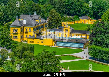 Luftaufnahme des Schlosses Hellbrunn und des umliegenden Parks in der Nähe von Salzburg, Österreich. Stockfoto