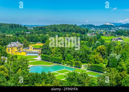 Luftaufnahme des Schlosses Hellbrunn und des umliegenden Parks in der Nähe von Salzburg, Österreich. Stockfoto