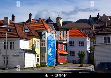 Street Art auf Holzhäusern, Nøstegaten und Vestre Murallmenningen, Bergen, Norwegen, Skandinavien, Europa Stockfoto