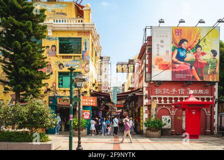 11. Oktober 2019: Blick auf die Rua do Cunha, eine enge Fußgängerzone in Vila da Taipa, dem Stadtzentrum von Taipa, Macau. Es ist nach einem portugiesischen n benannt Stockfoto