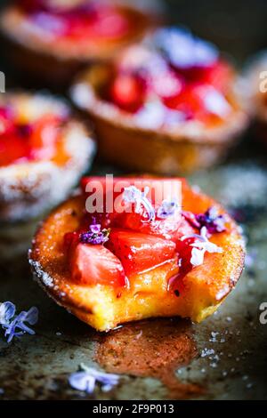 Erdbeeren und Fliedersirup Popovers Stockfoto