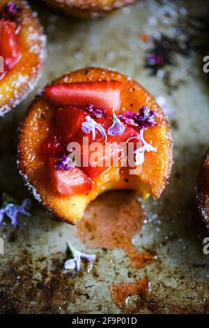 Erdbeeren und Fliedersirup Popovers Stockfoto