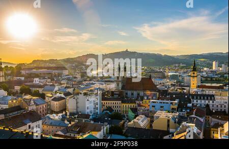 Luftaufnahme der österreichischen Stadt Linz mit dem alten Dom, Schlossmusem und der Postlingbergbasilika. Stockfoto