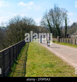 Radfahrer auf dem Viadukt in Millers Dale, Peak District, Derbyshire, Großbritannien, Teil des Monsal Trail-Radweges Stockfoto