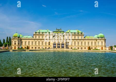 Schloss Belvedere im bewölkten Tag vor Regen. Wien, Österreich Stockfoto