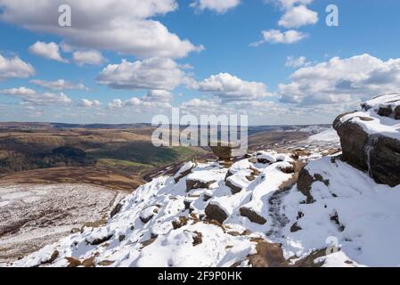 Später Schneefall auf Fairbrook Naze, Kinder Scout, Peak District National Park. Blick von den Aufschlüssen hoch über dem Snake Pass. Stockfoto