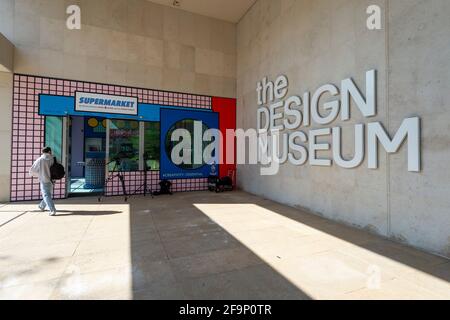 London, Großbritannien. 20. April 2021. Die Wiedereröffnung des Shops des Design Museums in der Kensington High Street ist durch einen Pop-up-Supermarkt gekennzeichnet, der in den einzigartigen visuellen Stil und die Farben der Designerin Camille Walala gehüllt ist. Fünf Tage lang, z. B. Dosen von Kidney Beans, Tee, Kaffee, Brot, Pasta-Sauce, Haferbrei, Reis, Toilettenpapier und Spülmittel werden verkauft und in Kunstwerken von aufstrebenden Künstlern verpackt. Der gesamte Erlös geht an den neuen Emerging Designer Access Fund des Design Museums, der von BOMBAY SAPPHIRE unterstützt wird. Kredit: Stephen Chung / Alamy Live Nachrichten Stockfoto