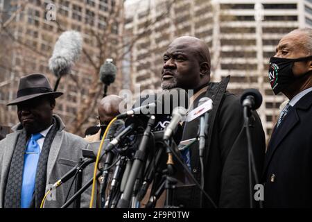 Rodney Floyd, George Floyds Bruder spricht auf einer Pressekonferenz außerhalb des Hennepin County Government Center am 19. April 2021, dem Tag der Schlussplädoyers und dem Beginn der Geschworenenberatungen im Derek Chauvin-Prozess in Minneapolis, Minnesota. Foto: Chris Tuite /ImageSPACE/MediaPunch Stockfoto
