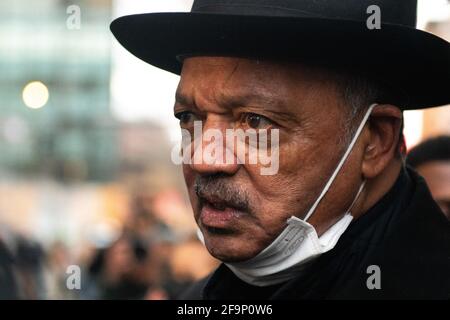 Reverend Jesse Jackson spricht in der Nähe des Hennepin County Government Center am 19. April 2021, dem Tag des Schließens von Argumenten und dem Beginn der Jury-Beratung im Derek Chauvin-Prozess in Minneapolis, Minnesota. Foto: Chris Tuite /ImageSPACE/MediaPunch Stockfoto