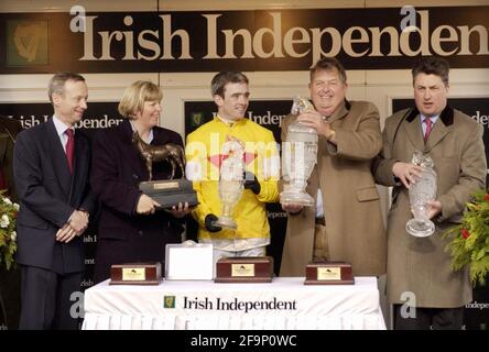 NATIONAL HUNT FESTIVAL CHELTENHAM 1. TAG VINCENT CONNER? LEFT11/3/2003 BILD DAVID ASHDOWNRACING CHELTENHAM Stockfoto