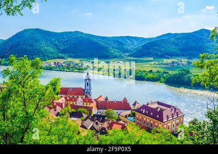 Panorama-Luftaufnahme des Dorfes Durnstein in der wachau In Österreich Stockfoto