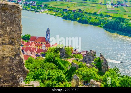 Panorama-Luftaufnahme des Dorfes Durnstein in der wachau In Österreich Stockfoto