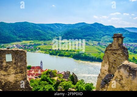 Panorama-Luftaufnahme des Dorfes Durnstein in der wachau In Österreich Stockfoto