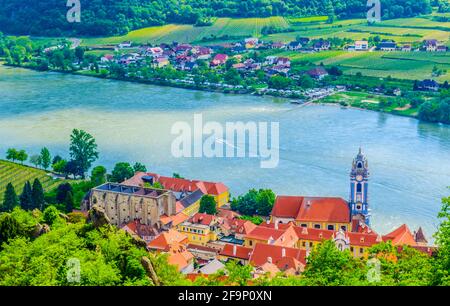 Panorama-Luftaufnahme des Dorfes Durnstein in der wachau In Österreich Stockfoto