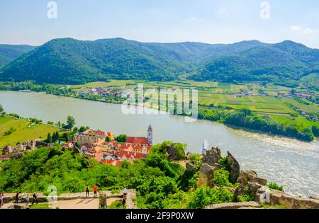 Panorama-Luftaufnahme des Dorfes Durnstein in der wachau In Österreich Stockfoto