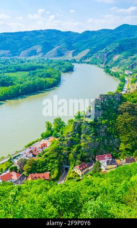 Panorama-Luftaufnahme des Dorfes Durnstein in der wachau In Österreich Stockfoto