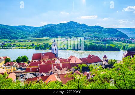 Panorama-Luftaufnahme des Dorfes Durnstein in der wachau In Österreich Stockfoto