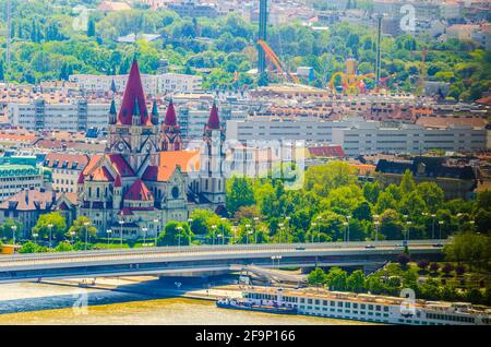 Märchenhafte Franz von Assisi-Kirche (1224) am Ufer der Donau in der Stadt Wien, Österreich. Stockfoto