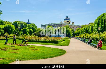 Schöner Blick auf den berühmten Volksgarten mit historischem Burgtheater im Hintergrund an einem sonnigen Tag mit blauem Himmel im Sommer, Stockfoto