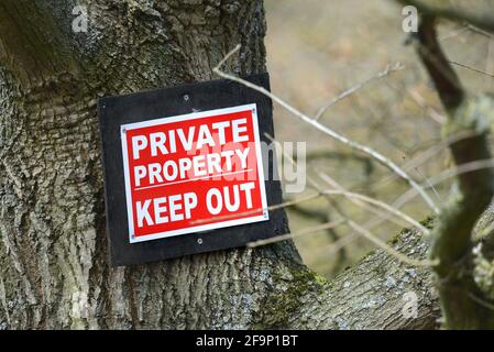 Schild „Private Property Keep Out“ im Wald in Boughton Monchelsea Village, Kent, Großbritannien. Stockfoto