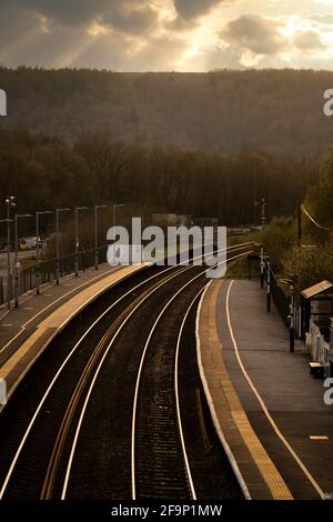 Grindleford Old Train Station, Peak District Derbyshire traditionelle Bahnhofsbühnen Sonnenuntergang Licht glänzende Schienen Landschaft Dorf Station Stockfoto